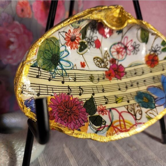 DECOUPAGE CLAM SHELL DECOUPAGE MUSIC 🎶 NOTES AND FLOWERS 💐 ON A CLAM SHELL - Picture 2 of 10